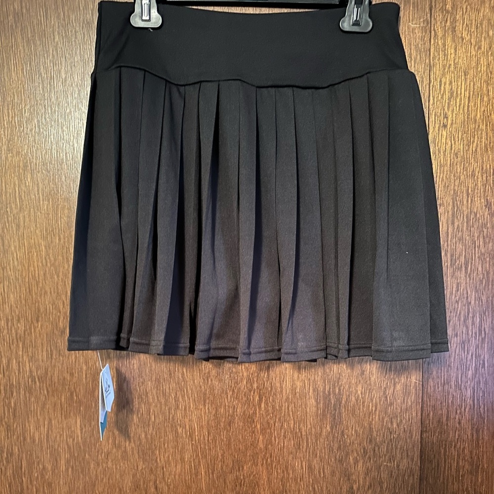 Black tennis skirt size Large never worn shorts made under